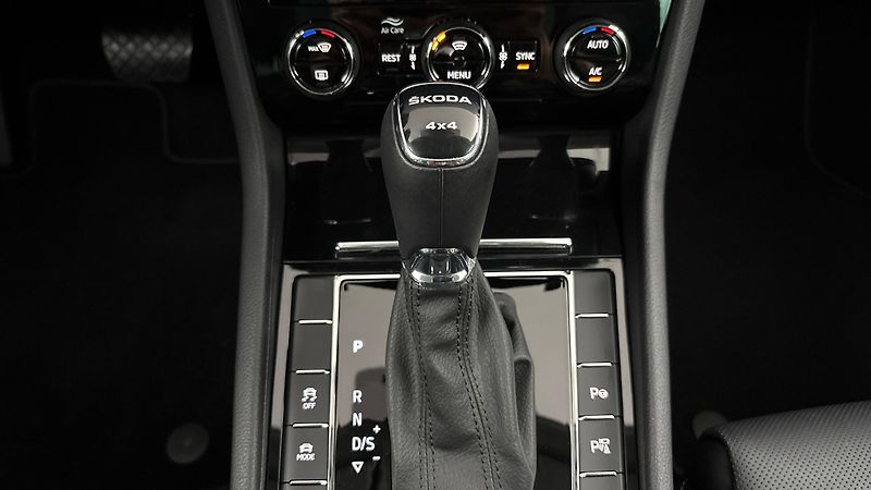 Škoda Superb 2.0 TDI DSG 4x4 L&K Combi - fotka 28 z 34