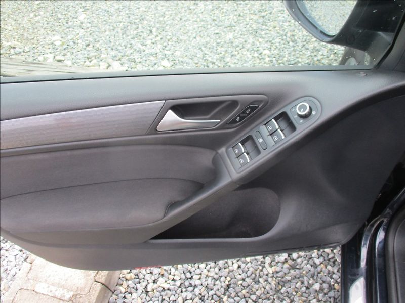 Volkswagen Golf 1,4 TSI, digi klima, servis, - fotka 12 z 28
