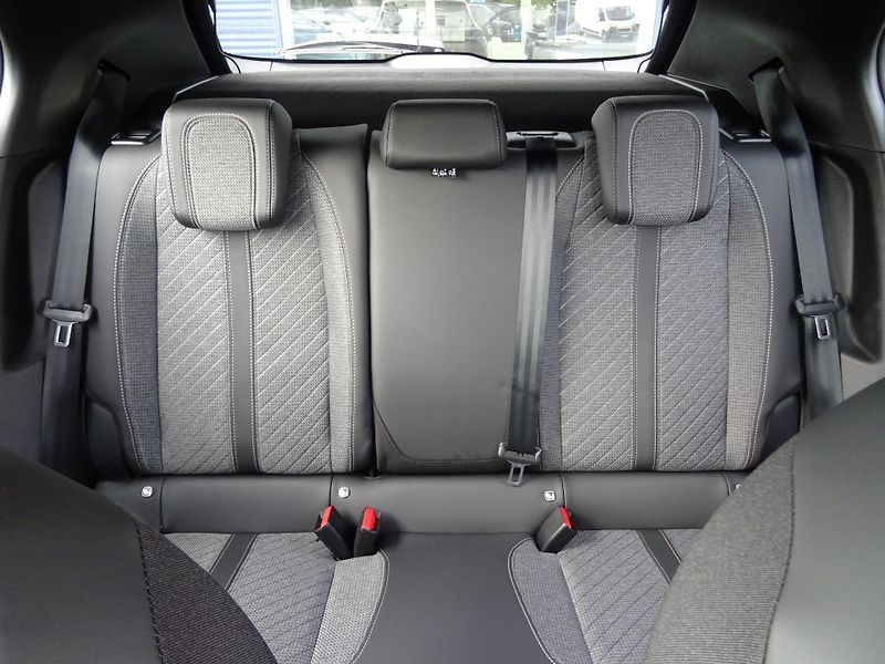 Peugeot 2008 (2026) ALLURE Hybrid 145k e-DCS6 - fotka 15 z 45