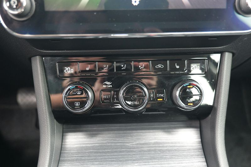 Škoda Superb TDI 110 kW Kůže Matrix Canton - fotka 33 z 38