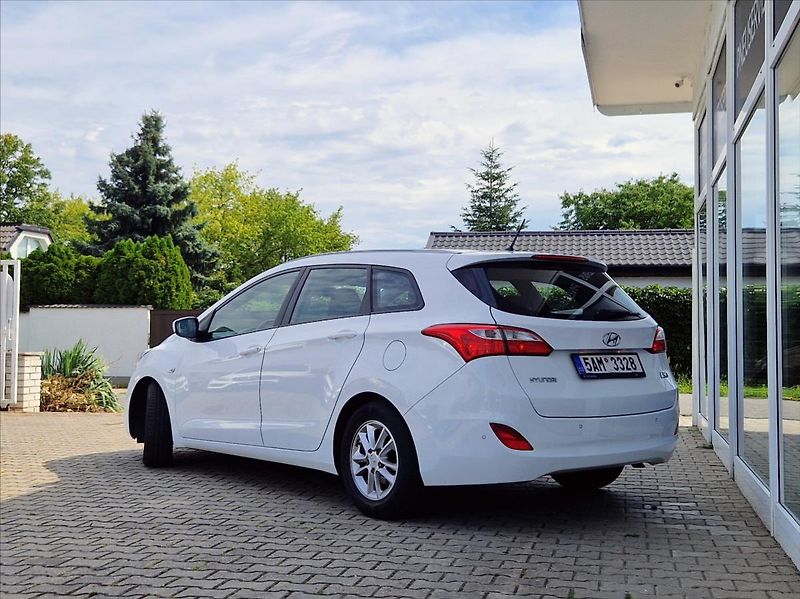 Hyundai i30 1,6 i 1.MAJITEL POUZ AUTORIZAK - fotka 3 z 32