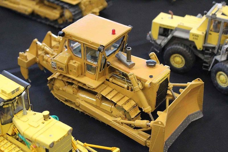 Papírový model buldozeru Caterpillar.