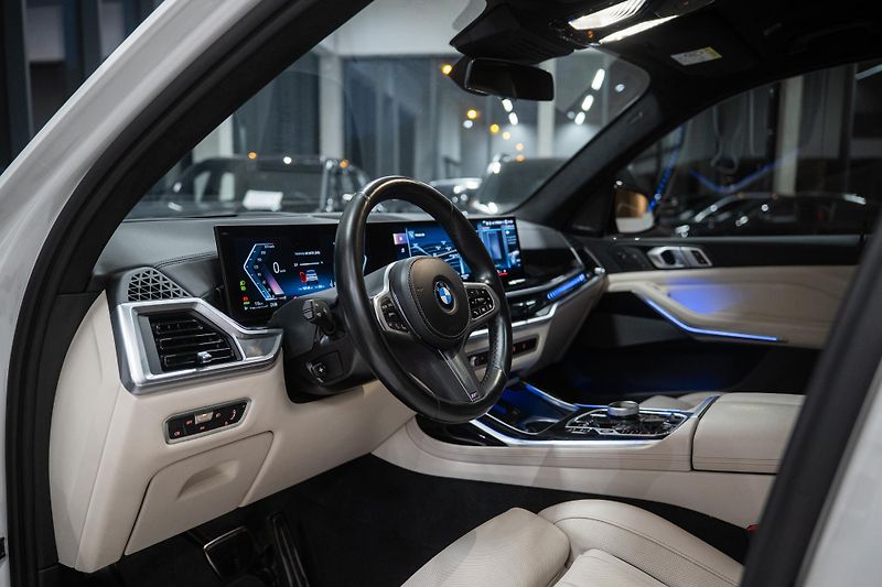 BMW X7 (2023) 40D 250KW M-SPORT MASÁŽE TAŽNÉ - fotka 2 z 49