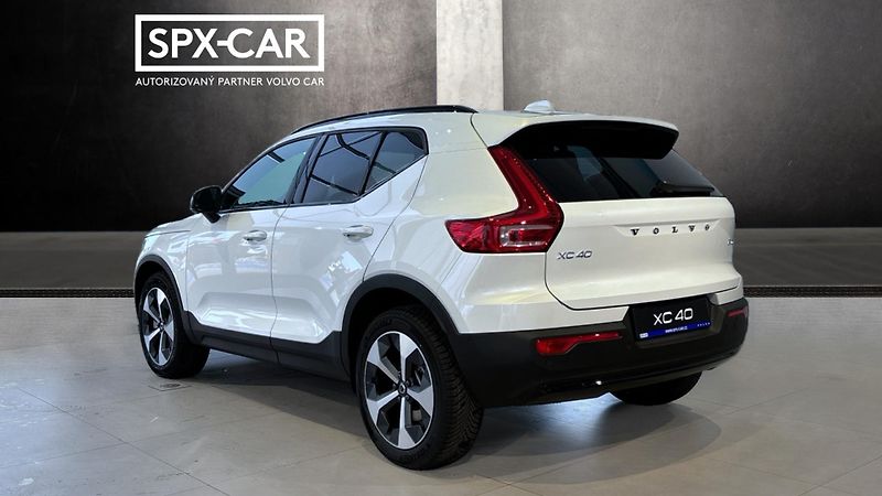 Volvo XC40 (2025) ULTRA DARK, B4 FWD, 145+10 kW - fotka 4 z 11