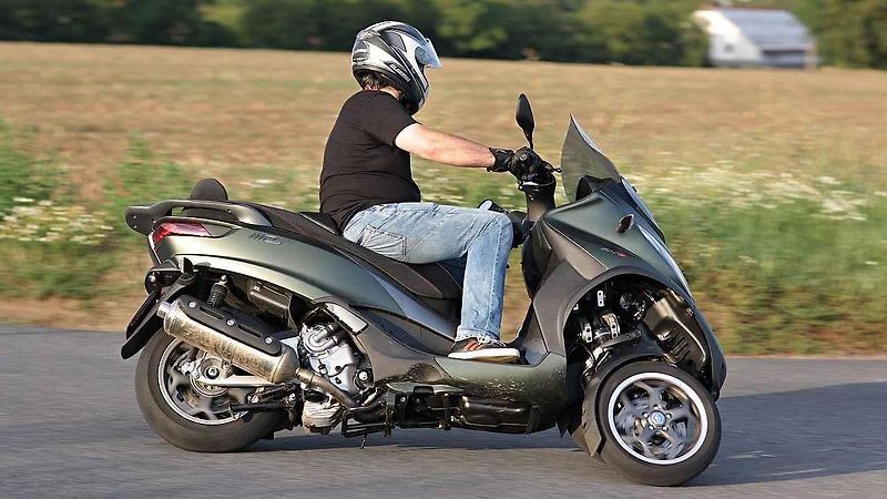 Piaggio MP3 500ie Sport LT (vlevo) a Piaggio Medley 125ie.