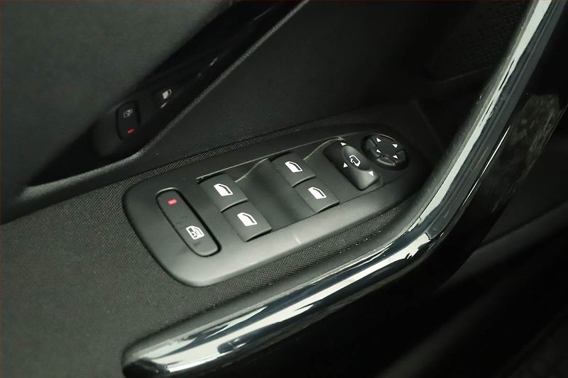 Peugeot 2008 (2019) 1.2 PureTech, Tempomat - fotka 14 z 16