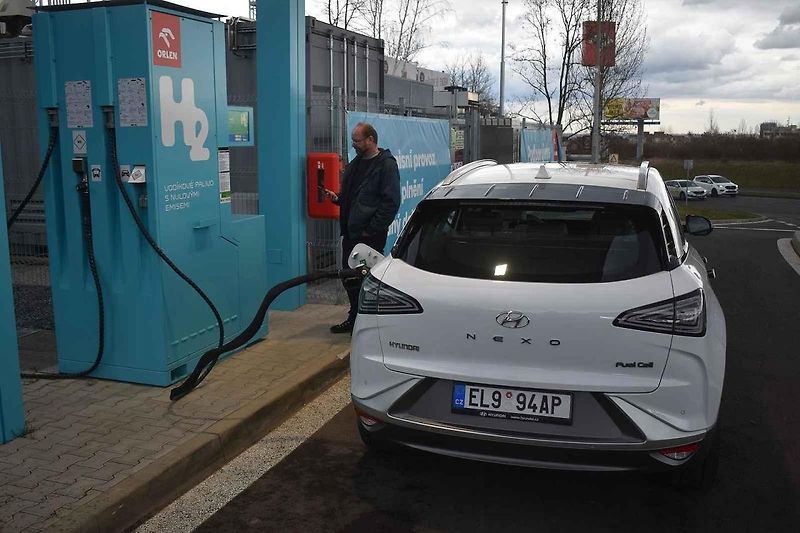 Oba vozy jsme prověřili na stejné trase severozápadně od hlavního města