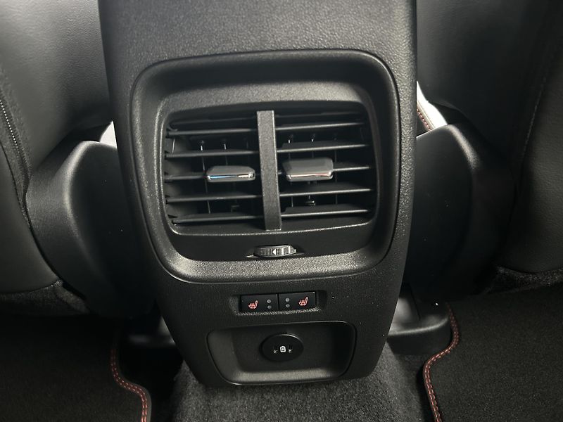 Ford Kuga 2.5Hybrid PHEV 134kW ST-Line X - fotka 12 z 37