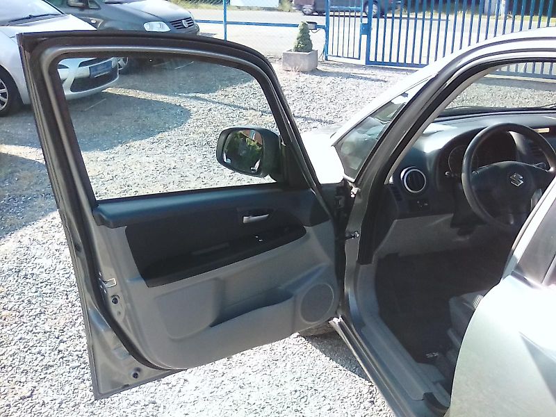 Suzuki SX4 (2008) 1.5i , kola navíc - fotka 16 z 33