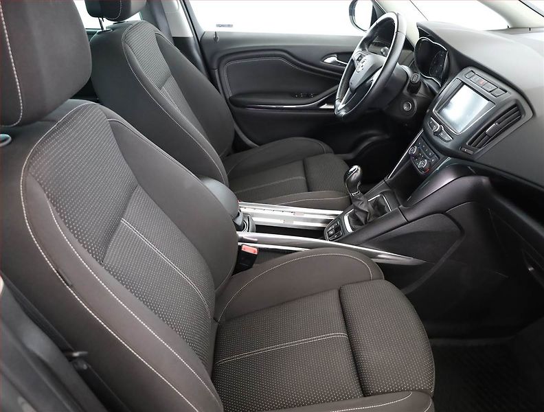 Opel Zafira (2018) 2.0 CDTI, 7 míst, ČR,1.maj - fotka 7 z 19