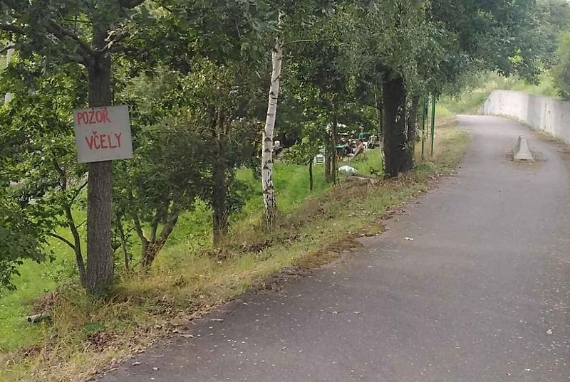 Nedaleko Ostravy je u letiště v Mošnově značka upozorňující na letadla.