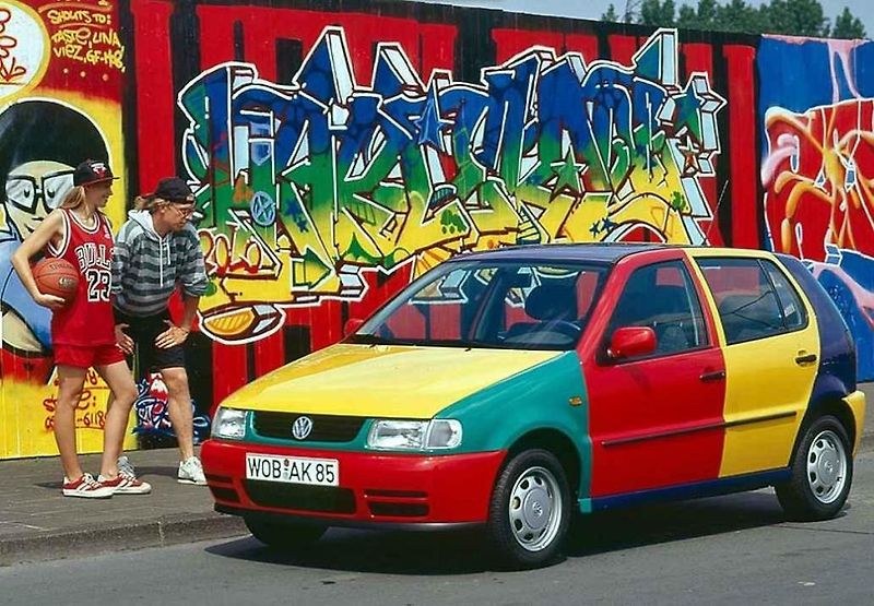 Tohle barevné auto dodnes vzbuzuje na silnici rozruch, tvrdí jeho majitelé.