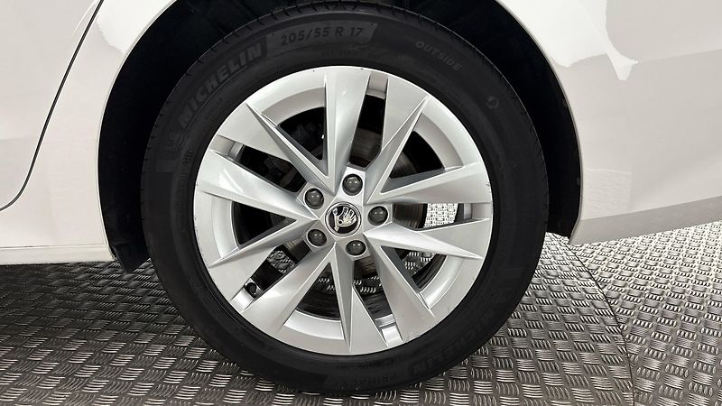 Škoda Octavia 2.0 TDI Style Combi - fotka 19 z 24