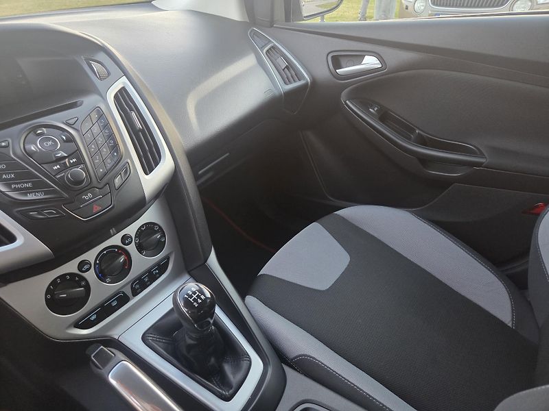 Ford Focus 1.0 ecoboost 74 kW, top stav - fotka 18 z 23