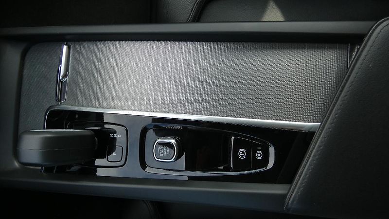 Volvo XC60 B4 AWD Plus Bright Auto - fotka 17 z 23