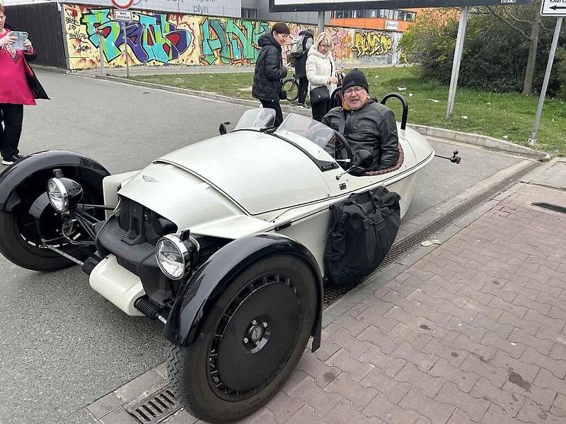 V neděli odpoledne poutal zájem kolemjdoucích před nákupním centrem nevídaný a luxusní sporťák.