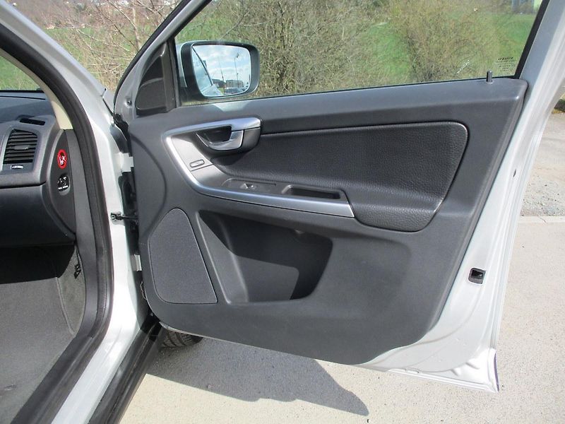 Volvo XC60 2.4 D5*AWD*NAVI*198 tkm*SUMMUM - fotka 30 z 56