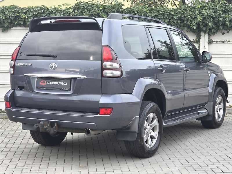 Toyota Land Cruiser 3,0 D-4D 127kW 8-míst ČR 1.maj - fotka 6 z 29