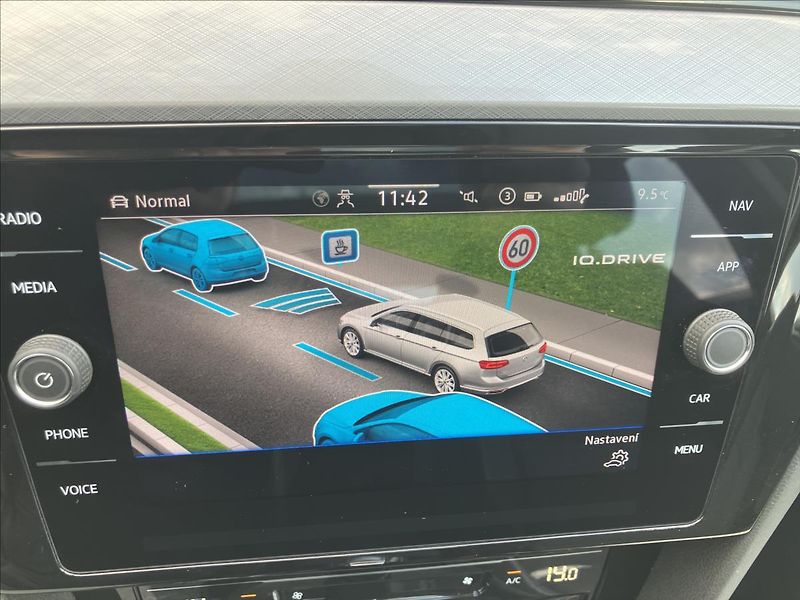 Volkswagen Passat 2,0 PANORAMA,KEYLESS,EL.KUFR - fotka 19 z 29