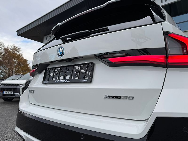 BMW iX1 xDrive 30 - fotka 10 z 22