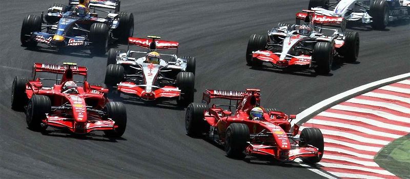 Pro vyznavače vůně spáleného benzínu a fanouška motorsportu není na světě nic lepšího než se pohybovat v prostředí kolem závodní dráhy. Projděte se TOP 10 těch nejlepších závodních okruhů světa.