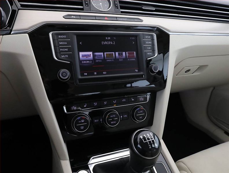 Volkswagen Passat (2016) 2.0 TDI, Serv.kniha, Kůže - fotka 10 z 17