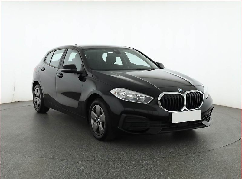 BMW Řada 1 (2020) Advantage 118i, Automat - fotka 1 z 17