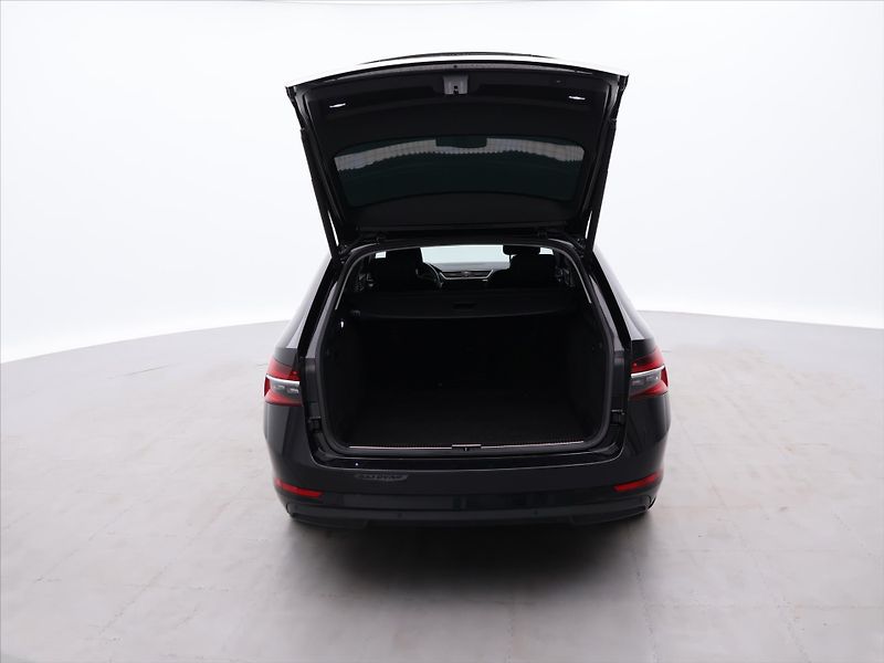 Škoda Superb 2,0 TDI 140kW DSG Style LED - fotka 9 z 34