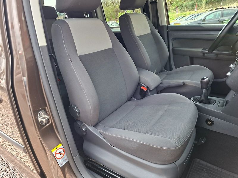 Volkswagen Caddy (2014) MAXI 1.6TDI 75kW -ČR-7.MÍST - fotka 22 z 46