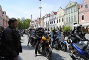 Třeboňské Masarykovo náměstí bylo motorkami doslova našlapané. Stovkám strojů požehnal tamní kaplan Jiří Kalaš.