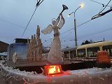 Vánoční flotila pražského dopravního podniku letos poprvé vyjela v sobotu vpodvečer ze střešovické vozovny.