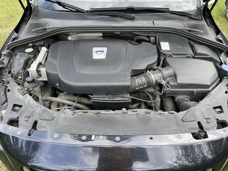 Volvo V60 (2011) Volvo V60 2,4 D5 AWD, R-Design - fotka 2 z 36