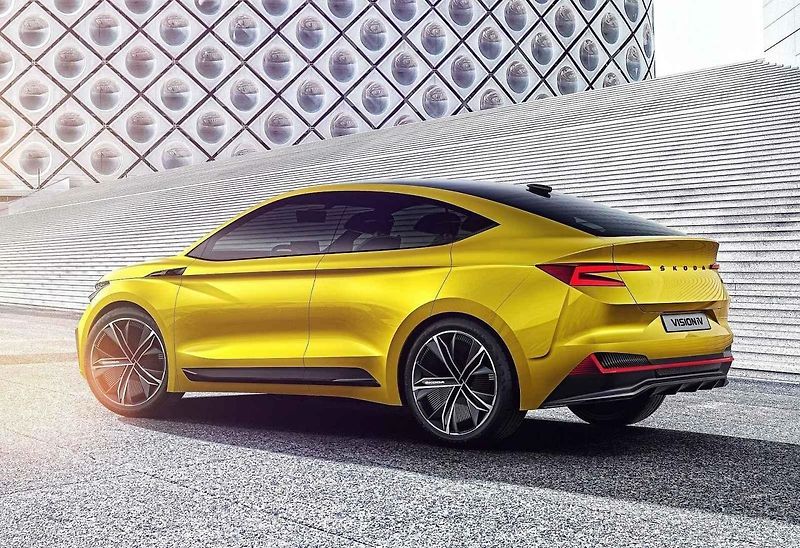 Vybraní motorističtí novináři již za sebou mají první testovací kilometry s Enyaqem iV Coupe