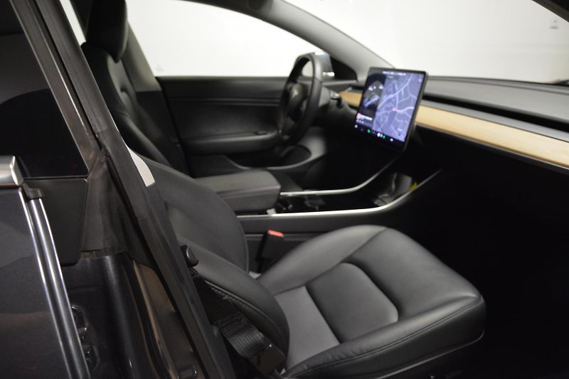 Tesla Model 3 LONG RANGE 4x4 1 MAJITEL - fotka 11 z 46