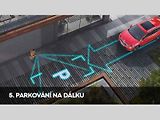 A začíná se zavádět také možnost zaparkování vozu, když řidič stojí mimo něj