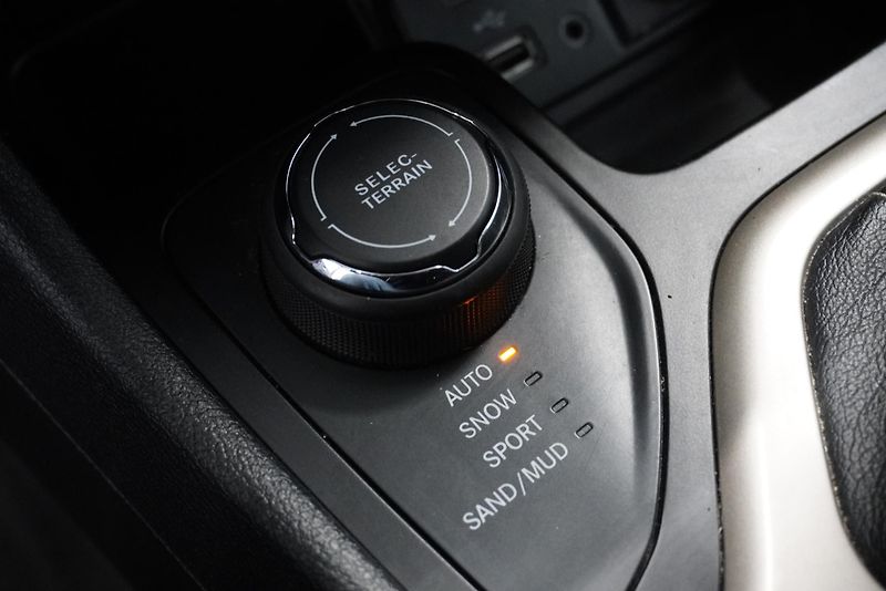 Jeep Cherokee 3,2I V6 LIMITED 4X4 AUT. - fotka 14 z 30