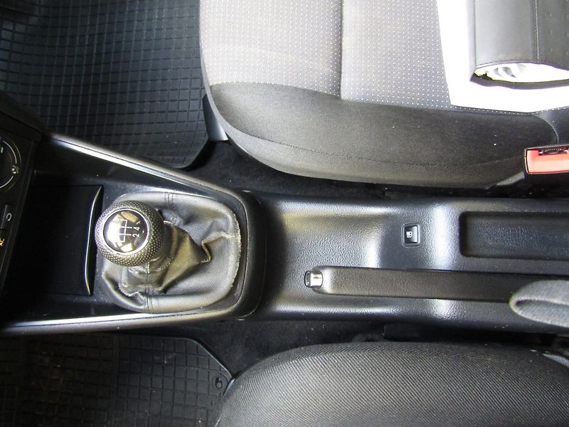 Volkswagen Golf (2002) 1.4 16V KLIMA FUNKČNÍ - fotka 32 z 34