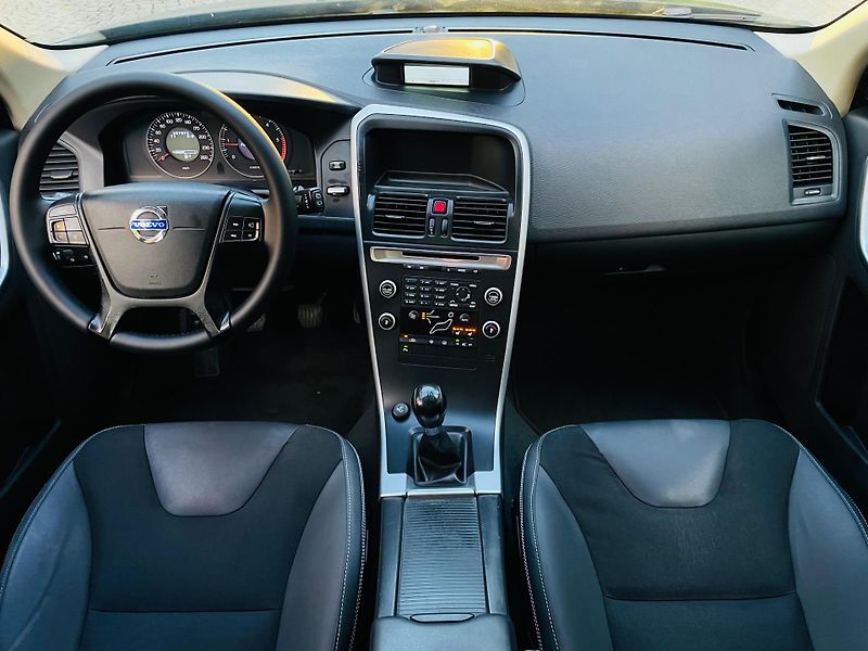Volvo XC60 2.0D 5V MAN 1.MAJITEL SERVISKA - fotka 22 z 33