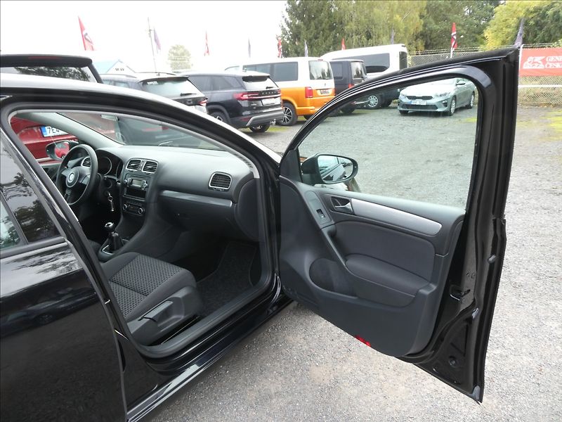 Volkswagen Golf 1,6 TDi 77kW serviska, závěs - fotka 23 z 43