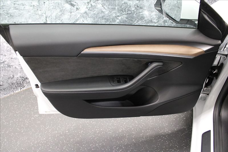 Tesla Model 3 0,0 Long Range dual motor - fotka 7 z 29