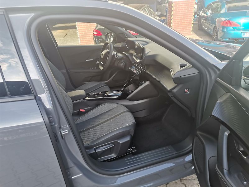 Peugeot 2008 ALLURE Hybrid 145 e-DCS6 - fotka 9 z 13