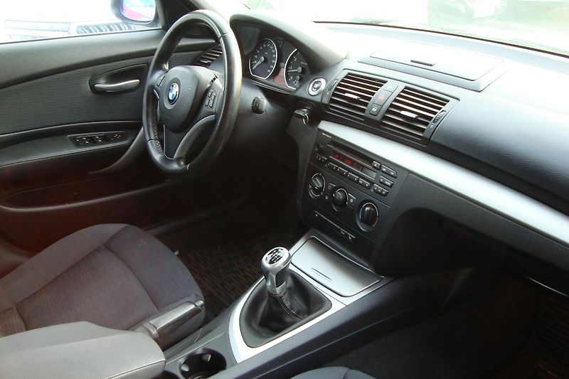 BMW Řada 1 (2007) 2.0 118i - fotka 26 z 56