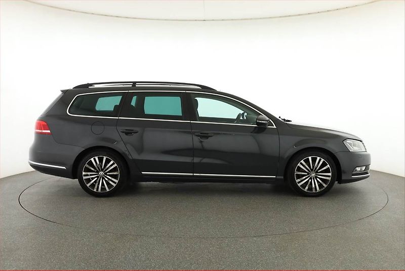 Volkswagen Passat (2011) 2.0 TDI, Navi, Xenony - fotka 6 z 20