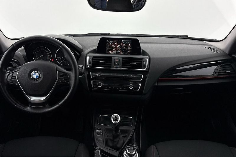 BMW Řada 1 118d xDrive - fotka 13 z 13