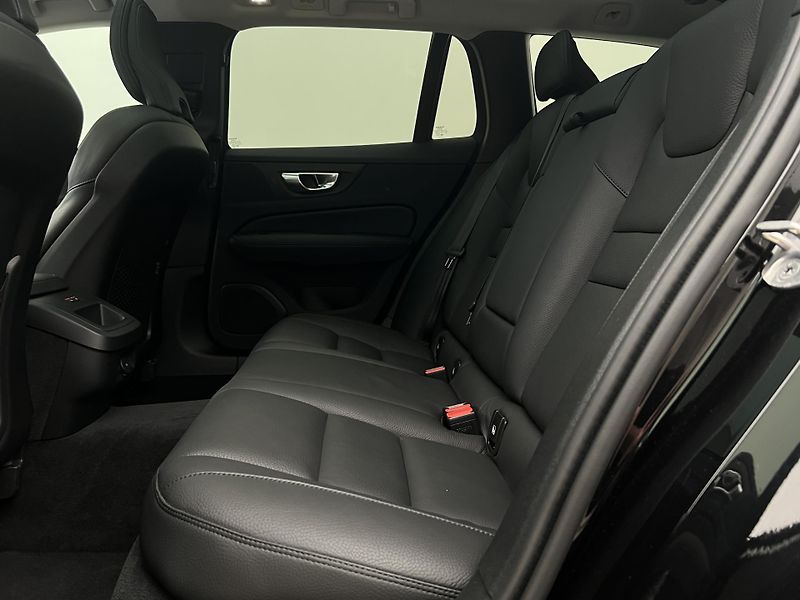 Volvo V60 B4 PLUS DARK AUT 1.maj. - fotka 6 z 45
