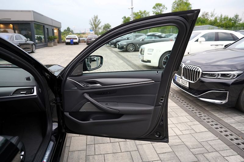 BMW Řada 5 M550i xDrive/Lasery,HUD/530PS - fotka 20 z 44