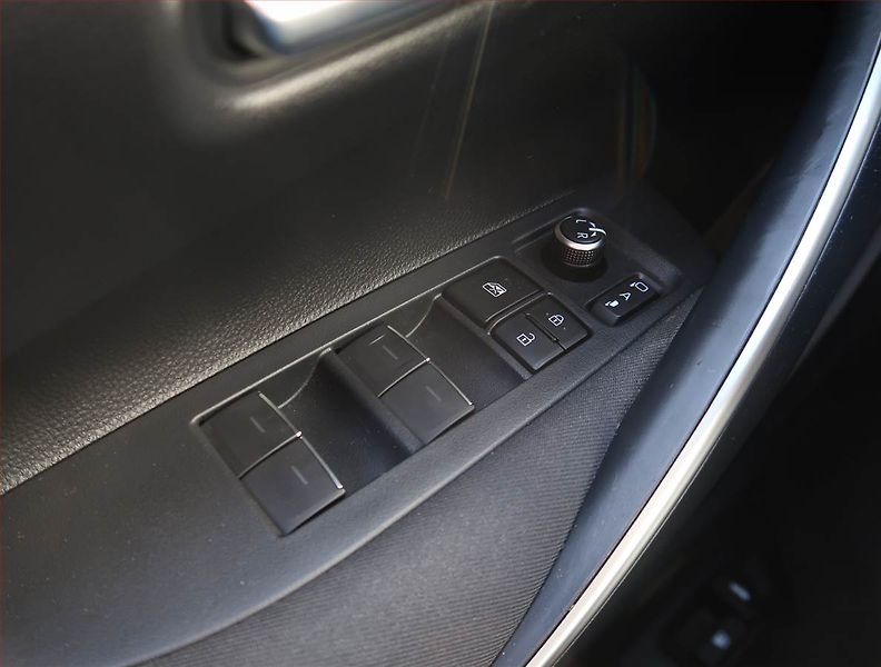 Toyota Corolla (2022) GR Sport 1.8 Hybrid, Hybrid - fotka 19 z 21
