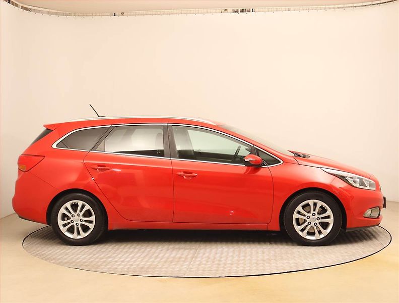 Kia Ceed (2015) 1.6 CRDi, Navi, Park. senzory - fotka 6 z 21