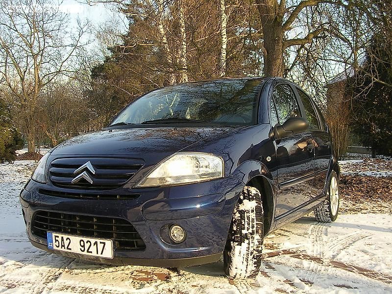 Motor ukrývající se za přední maskou má síly víc než dost.