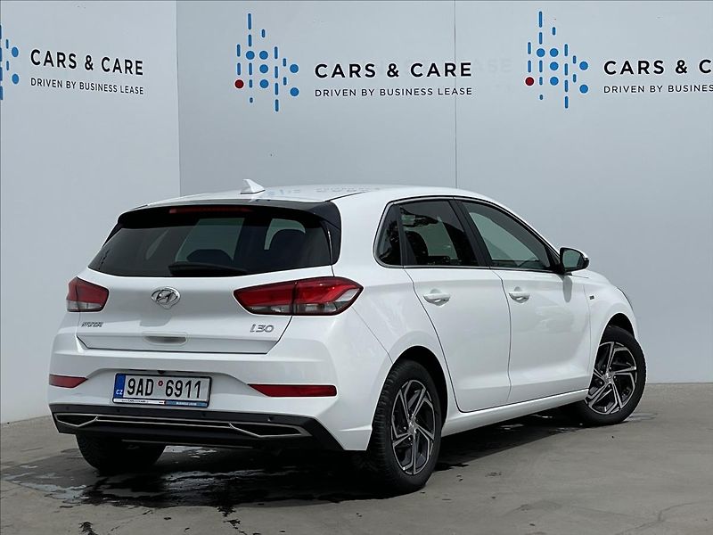 Hyundai i30 1,5 T-GDI DCT Family Smart NAV - fotka 3 z 23
